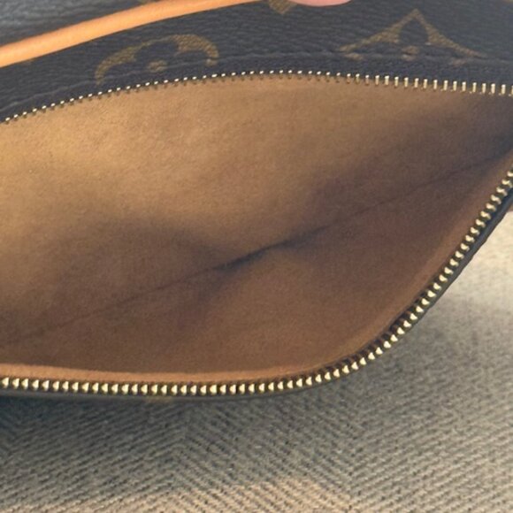 Louis Vuitton Monogram Loop - Picture 10 of 16